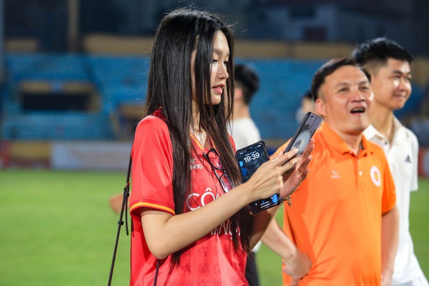 Ngạc nhiên với nụ cười tươi tắn của Doãn Hải My khi tái hiện khoảnh khắc đáng yêu cùng bố mẹ Đoàn Văn Hậu