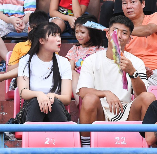 Bí mật về nhan sắc bạn gái Văn Hậu và vợ Văn Đức qua camera thường sẽ khiến bạn bất ngờ!