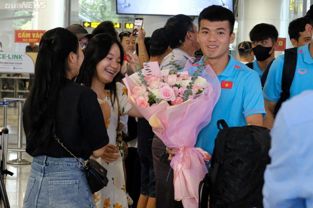 Người hâm mộ háo hức chào đón 'chàng trai vàng' trở về sau chiến thắng vô địch U23 Đông Nam Á