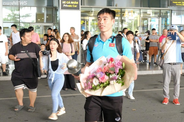 Người hâm mộ háo hức chào đón 'chàng trai vàng' trở về sau chiến thắng vô địch U23 Đông Nam Á