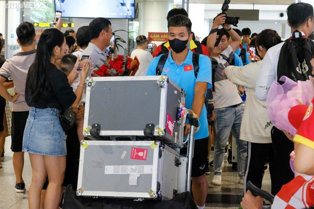 Người hâm mộ háo hức chào đón 'chàng trai vàng' trở về sau chiến thắng vô địch U23 Đông Nam Á