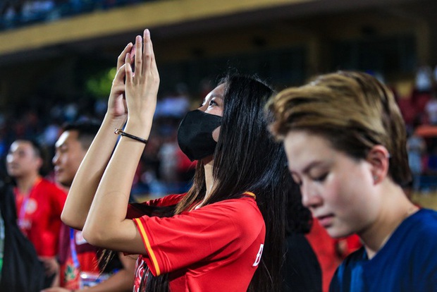 Ngạc nhiên với nụ cười tươi tắn của Doãn Hải My khi tái hiện khoảnh khắc đáng yêu cùng bố mẹ Đoàn Văn Hậu