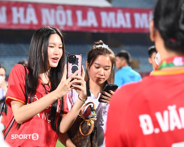 Bí mật về nhan sắc bạn gái Văn Hậu và vợ Văn Đức qua camera thường sẽ khiến bạn bất ngờ!