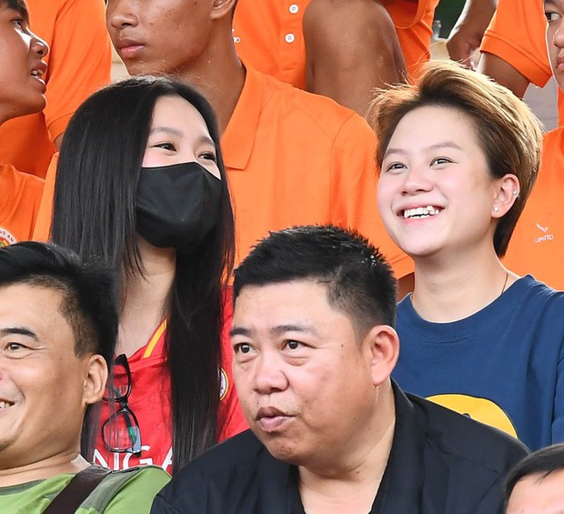 Đoãn Hải My, Bảo Hân và sự xuất sắc của người đến cổ vũ Đoàn Văn Hậu và CLB Công an Hà Nội