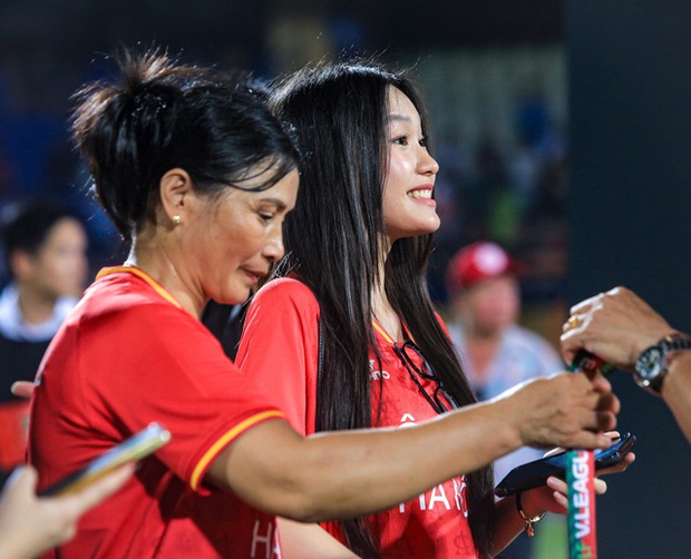 Ngạc nhiên với nụ cười tươi tắn của Doãn Hải My khi tái hiện khoảnh khắc đáng yêu cùng bố mẹ Đoàn Văn Hậu