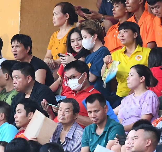Bí mật về nhan sắc bạn gái Văn Hậu và vợ Văn Đức qua camera thường sẽ khiến bạn bất ngờ!