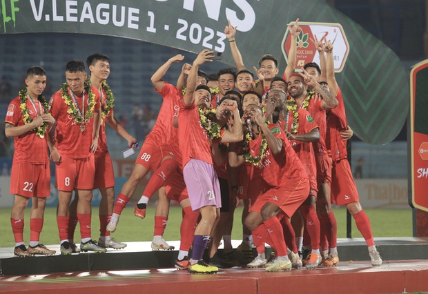 Cuộc hành trình đầy cảm xúc của cầu thủ CLB CAHN đến ngôi vô địch VLeague 2023