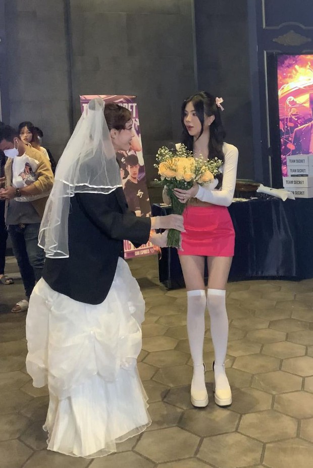 Fan nữ xinh đẹp xuất hiện trong thiết kế váy cưới gây xao xuyến tại Viewing Party