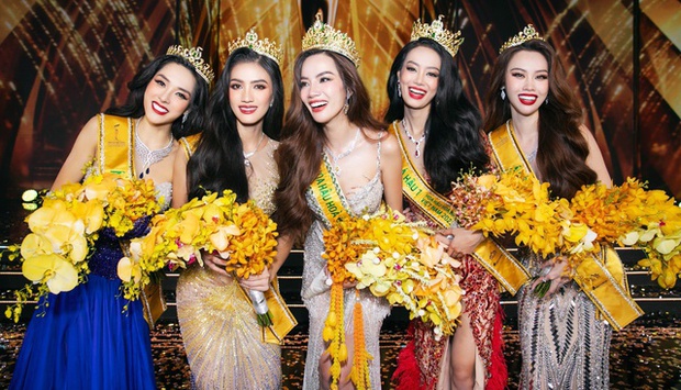 Hoa hậu Thuỳ Tiên cùng dàn người đẹp quẩy quên hình tượng, nhún nhảy hò reo cực sung khi xem HIEUTHUHAI biểu diễn - Ảnh 8.
