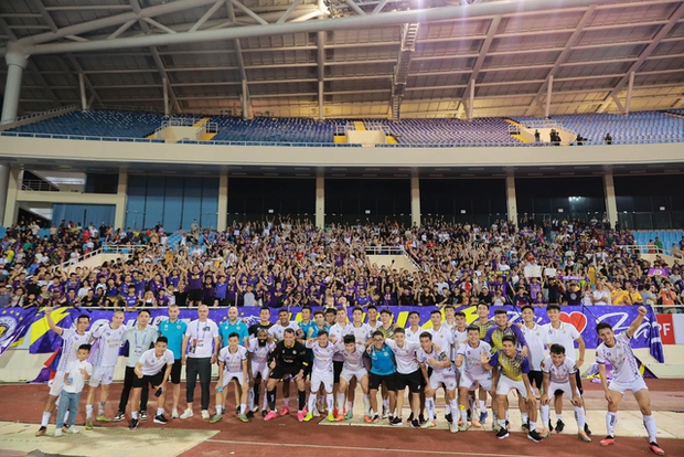 Bất ngờ! Ái nữ cựu chủ tịch CLB Sài Gòn tung diện ngọt ngào, thu hút mọi ánh nhìn khi ra sân cổ vũ Duy Mạnh thi đấu