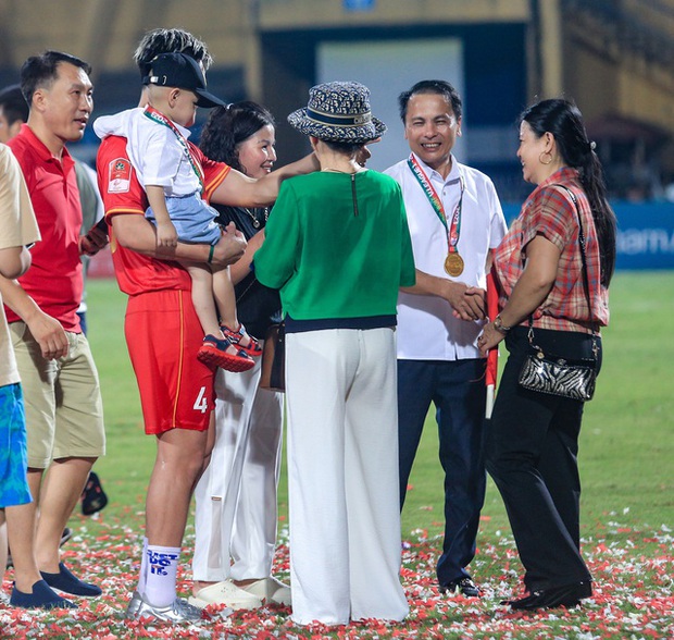 Vợ Hồ Tấn Tài gây sốt khán đài Hàng Đẫy, nhan sắc thực tế có khiến ngỡ ngàng hơn cả ảnh tự đăng