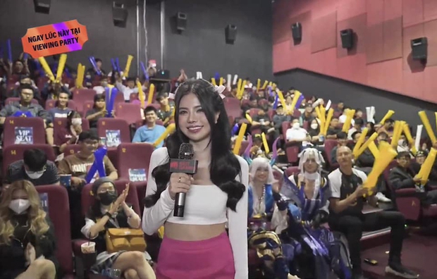 Fan nữ xinh đẹp xuất hiện trong thiết kế váy cưới gây xao xuyến tại Viewing Party