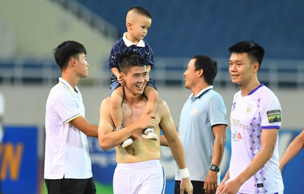 Bất ngờ! Ái nữ cựu chủ tịch CLB Sài Gòn tung diện ngọt ngào, thu hút mọi ánh nhìn khi ra sân cổ vũ Duy Mạnh thi đấu