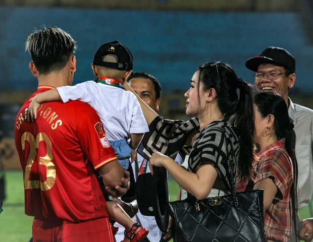 Vợ Hồ Tấn Tài gây sốt khán đài Hàng Đẫy, nhan sắc thực tế có khiến ngỡ ngàng hơn cả ảnh tự đăng