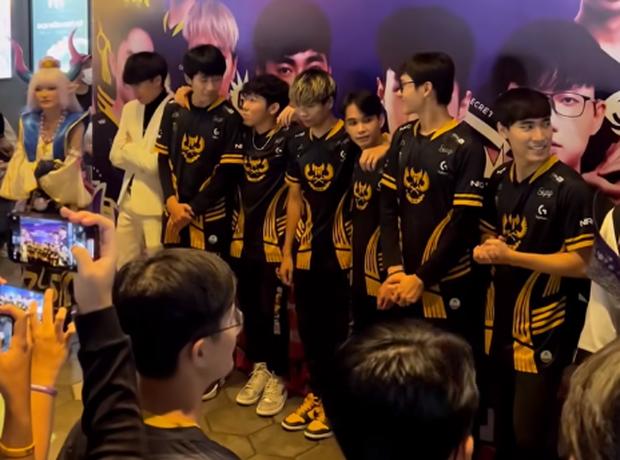 Fan nữ xinh đẹp xuất hiện trong thiết kế váy cưới gây xao xuyến tại Viewing Party