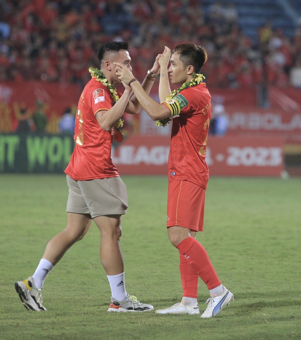 Cuộc hành trình đầy cảm xúc của cầu thủ CLB CAHN đến ngôi vô địch VLeague 2023