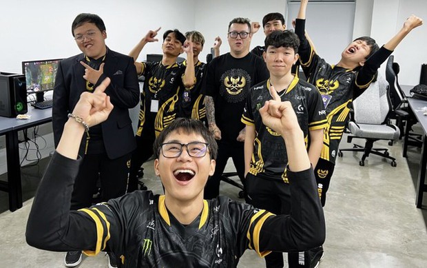 Fan nữ xinh đẹp xuất hiện trong thiết kế váy cưới gây xao xuyến tại Viewing Party