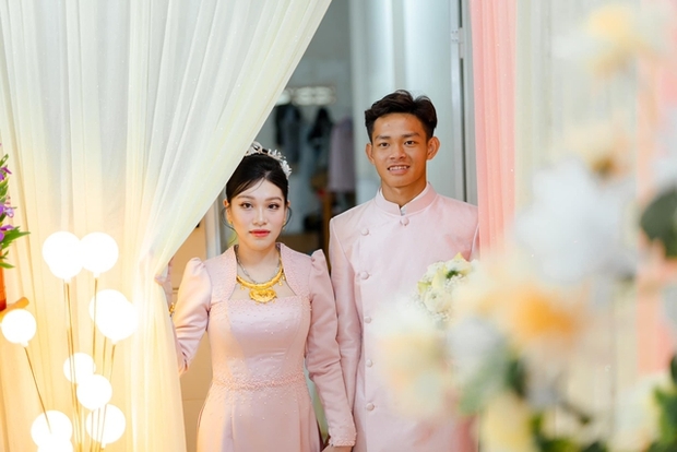 Tiền đạo U23 Việt Nam bất ngờ để lộ ảnh cưới, chúc sinh nhật vợ cực ngọt ngào - Ảnh 1.