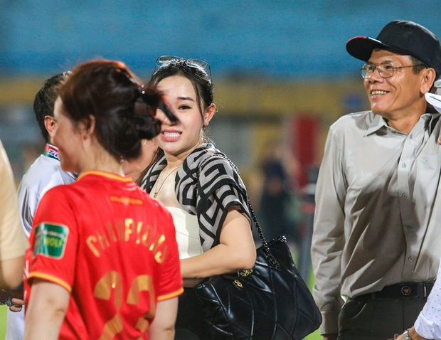 Vợ Hồ Tấn Tài gây sốt khán đài Hàng Đẫy, nhan sắc thực tế có khiến ngỡ ngàng hơn cả ảnh tự đăng