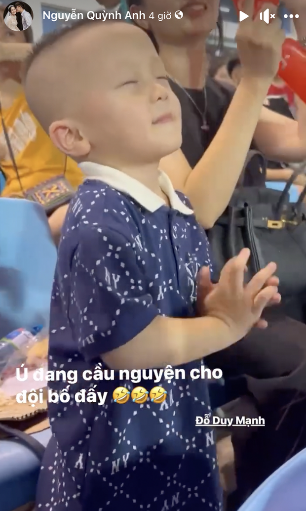 Bất ngờ! Ái nữ cựu chủ tịch CLB Sài Gòn tung diện ngọt ngào, thu hút mọi ánh nhìn khi ra sân cổ vũ Duy Mạnh thi đấu