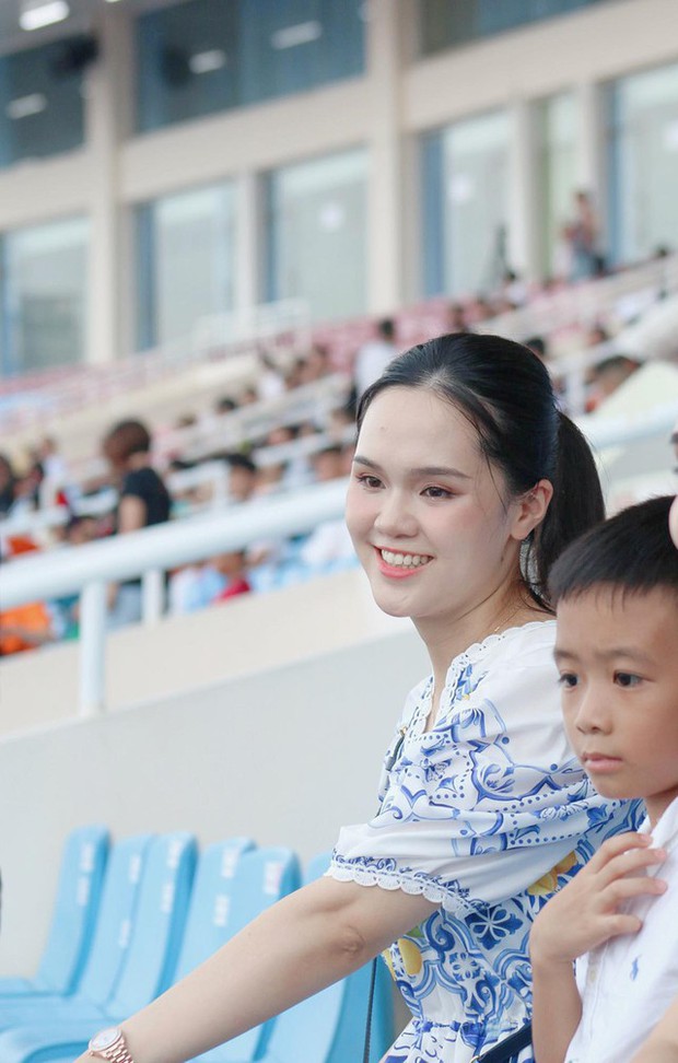 Bất ngờ! Ái nữ cựu chủ tịch CLB Sài Gòn tung diện ngọt ngào, thu hút mọi ánh nhìn khi ra sân cổ vũ Duy Mạnh thi đấu