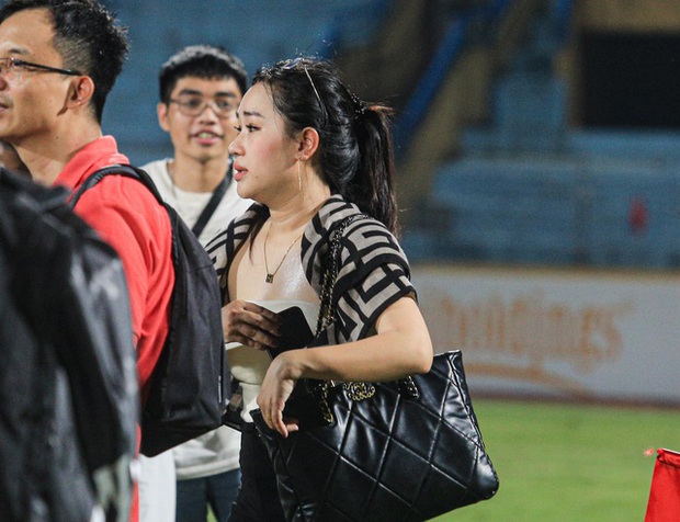 Vợ Hồ Tấn Tài gây sốt khán đài Hàng Đẫy, nhan sắc thực tế có khiến ngỡ ngàng hơn cả ảnh tự đăng