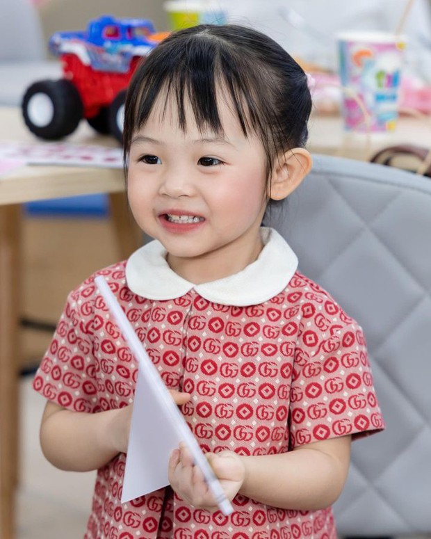 Ái nữ nhà Cường Đô La chứng minh tài năng Yoga, netizen không nhịn được cười trước biểu cảm đáng yêu