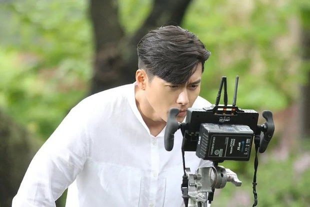 Hoàng tử Hàn Quốc khiến fan mê mẩn: Hyun Bin lầy lội chụp ảnh cho vợ, Ji Sung hết mực yêu thương đối tác đời