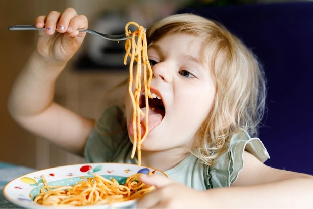 Trẻ có 3 thói quen này trên bàn ăn, lớn lên thường ích kỷ: Cha mẹ phải rèn sửa ngay cho con! - Ảnh 1.