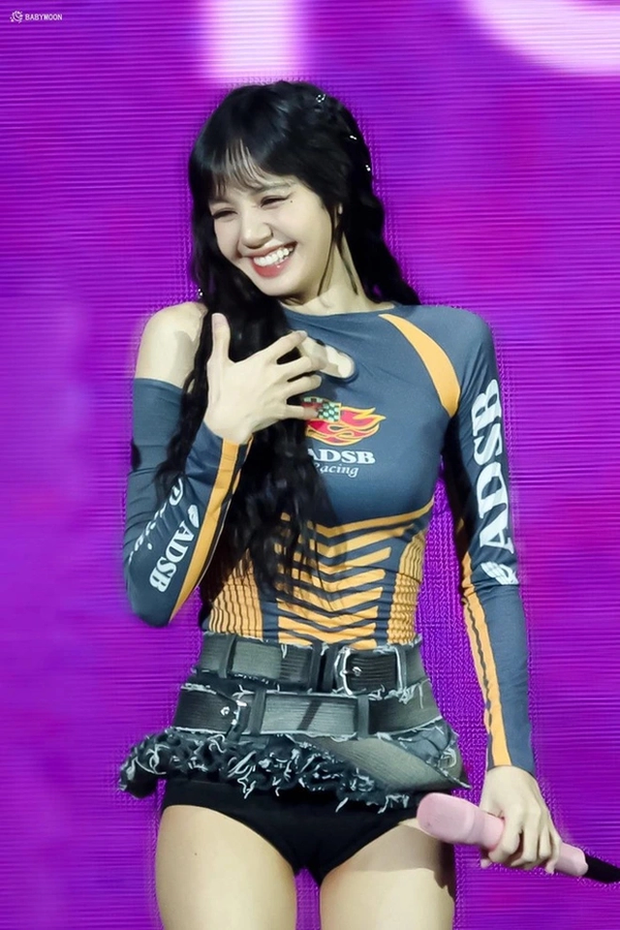 Lisa gợi cảm khiến Jisoo - Jennie bất ngờ, Rosé không thể rời mắt