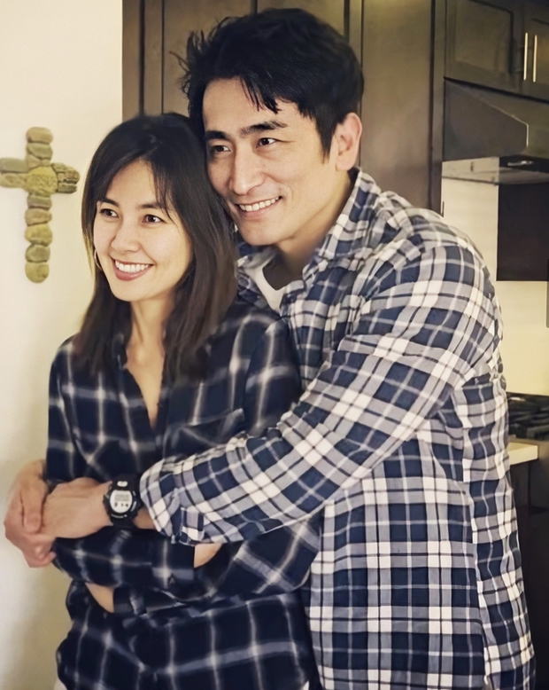 Hoàng tử Hàn Quốc khiến fan mê mẩn: Hyun Bin lầy lội chụp ảnh cho vợ, Ji Sung hết mực yêu thương đối tác đời