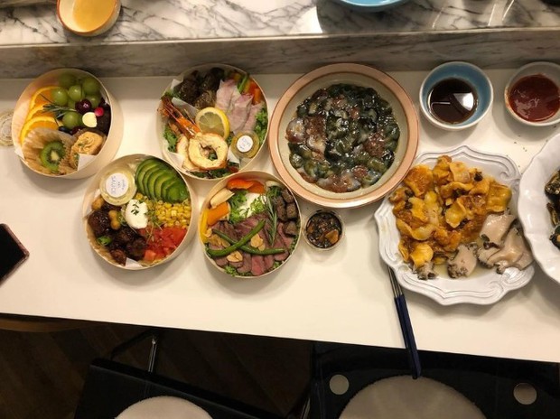 Hoàng tử Hàn Quốc khiến fan mê mẩn: Hyun Bin lầy lội chụp ảnh cho vợ, Ji Sung hết mực yêu thương đối tác đời