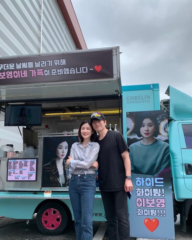 Hoàng tử Hàn Quốc khiến fan mê mẩn: Hyun Bin lầy lội chụp ảnh cho vợ, Ji Sung hết mực yêu thương đối tác đời