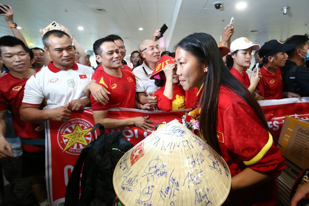 Các CĐV phấn khích đón chào tuyển nữ trở về sau trận World Cup 2023 và hô vang từ ngữ Việt Nam