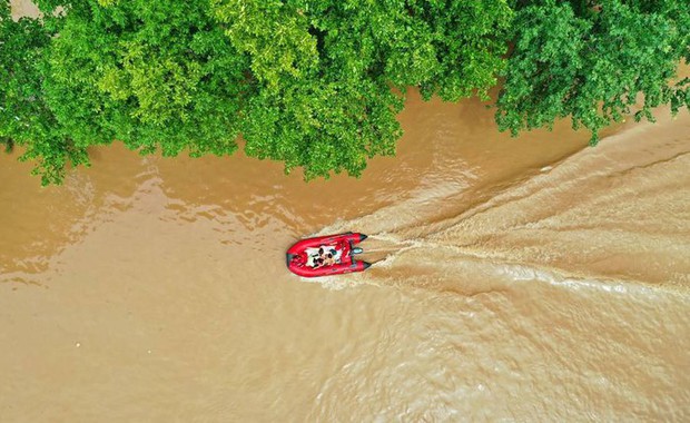 Trung Quốc: Nước lũ dâng cao nhấn chìm ngôi làng, nhiều tòa nhà bỗng chốc hóa thành cô đảo - Ảnh 1.