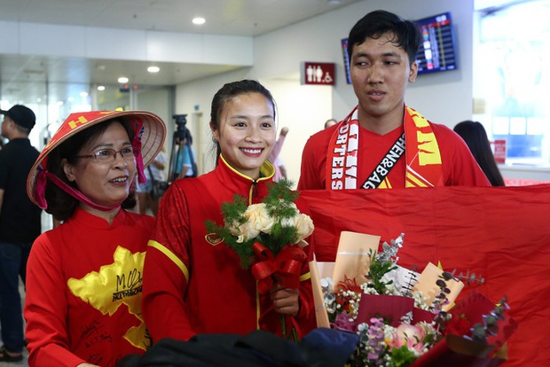 Các CĐV phấn khích đón chào tuyển nữ trở về sau trận World Cup 2023 và hô vang từ ngữ Việt Nam