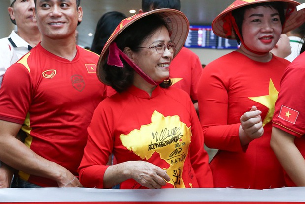 Các CĐV phấn khích đón chào tuyển nữ trở về sau trận World Cup 2023 và hô vang từ ngữ Việt Nam