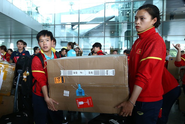 Các CĐV phấn khích đón chào tuyển nữ trở về sau trận World Cup 2023 và hô vang từ ngữ Việt Nam