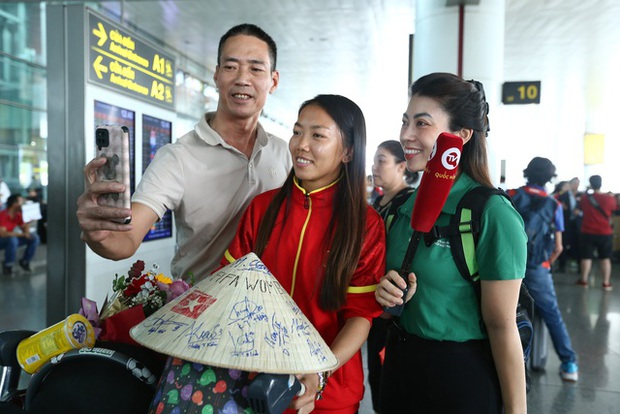 Các CĐV phấn khích đón chào tuyển nữ trở về sau trận World Cup 2023 và hô vang từ ngữ Việt Nam