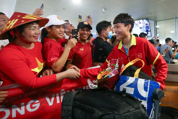 Các CĐV phấn khích đón chào tuyển nữ trở về sau trận World Cup 2023 và hô vang từ ngữ Việt Nam