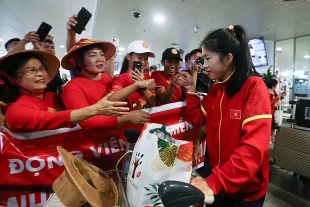 Các CĐV phấn khích đón chào tuyển nữ trở về sau trận World Cup 2023 và hô vang từ ngữ Việt Nam
