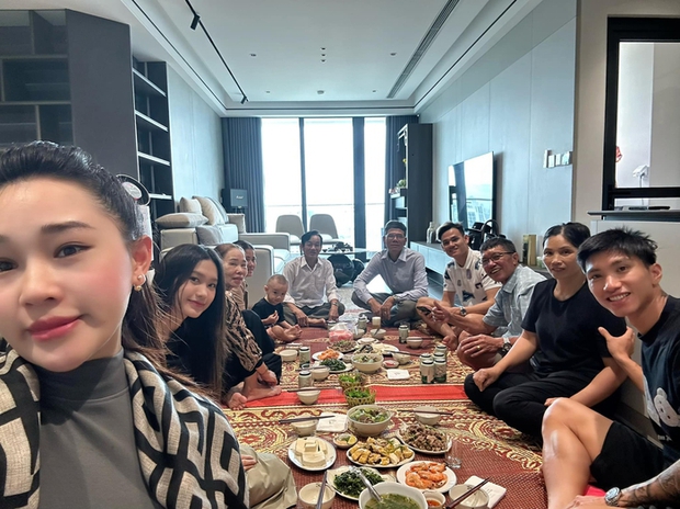 Bí mật món quà Rằm 7: Gia đình Quang Hải, Văn Hậu liên hoan đầy cảm xúc khi Văn Đức đưa con về quê