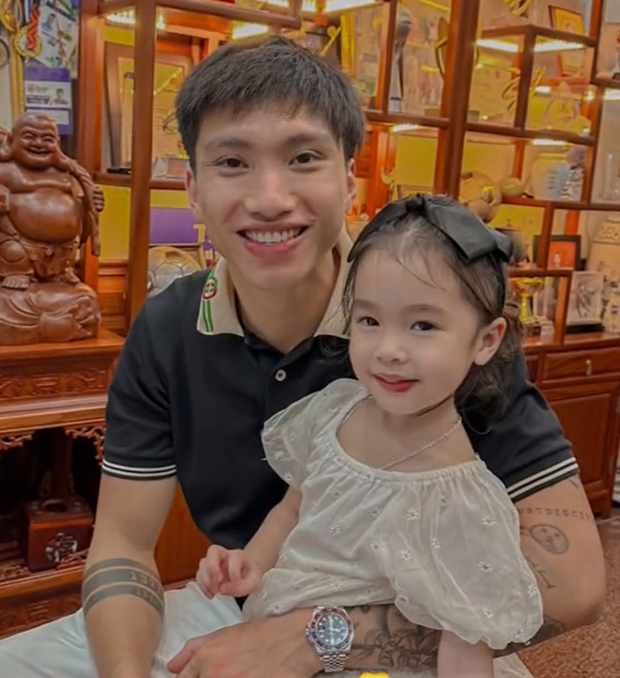 Bí mật món quà Rằm 7: Gia đình Quang Hải, Văn Hậu liên hoan đầy cảm xúc khi Văn Đức đưa con về quê