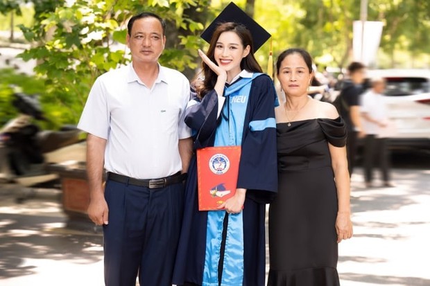 Hoa hậu Đỗ Thị Hà đội mũ cử nhân cho bố trong ngày tốt nghiệp Đại học - Ảnh 9.
