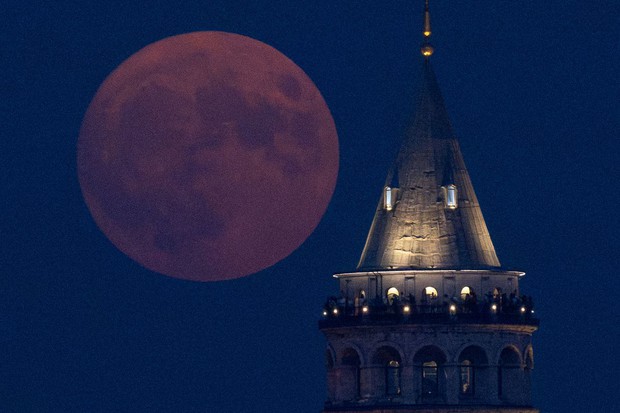Chùm ảnh: Siêu trăng xanh lớn nhất năm 2023 rực sáng, gây ấn tượng trên bầu trời khắp thế giới - Ảnh 10.