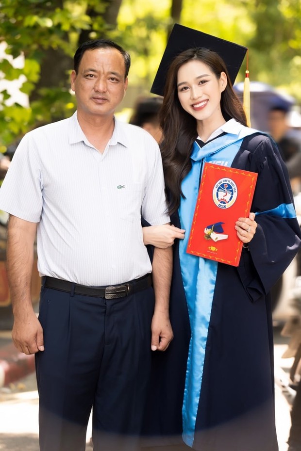Hoa hậu Đỗ Thị Hà đội mũ cử nhân cho bố trong ngày tốt nghiệp Đại học - Ảnh 8.
