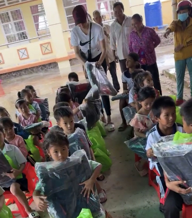 Mạc Hồng Quân và siêu mẫu Kỳ Hân tạo cơn sốt với hành trình bắt tôm và từ thiện