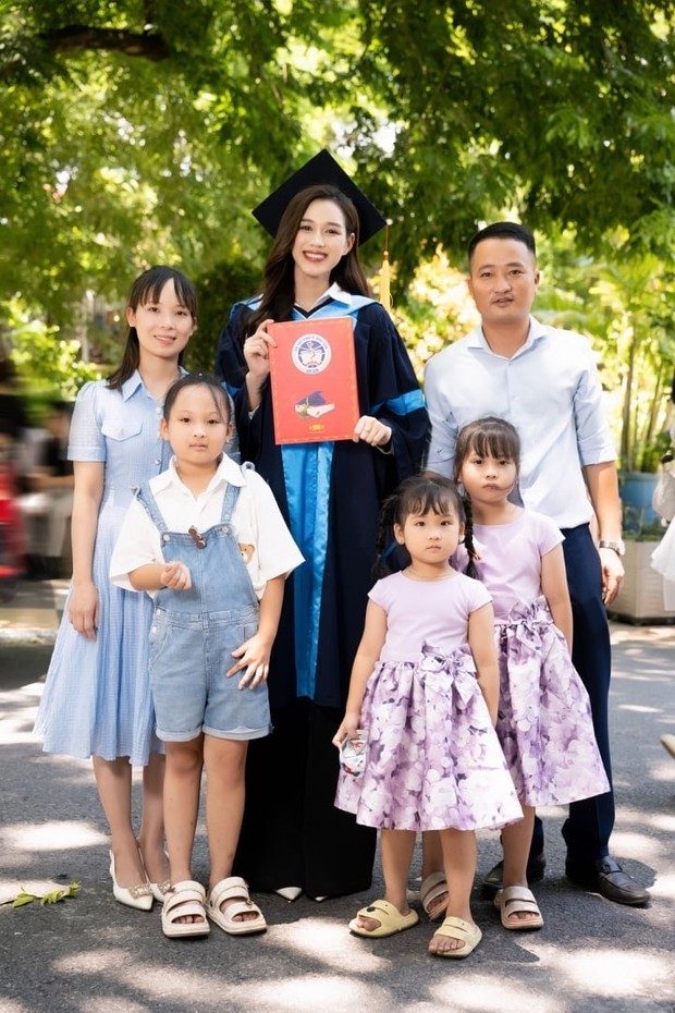 Hoa hậu Đỗ Thị Hà đội mũ cử nhân cho bố trong ngày tốt nghiệp Đại học - Ảnh 7.