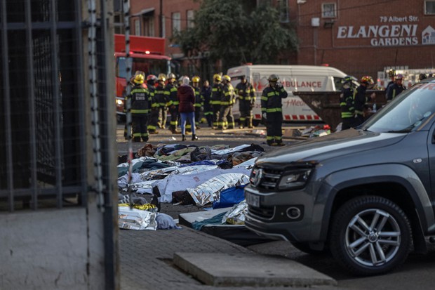 Cháy thảm khốc ở thành phố lớn nhất Nam Phi, ít nhất 106 người thương vong - Ảnh 6.