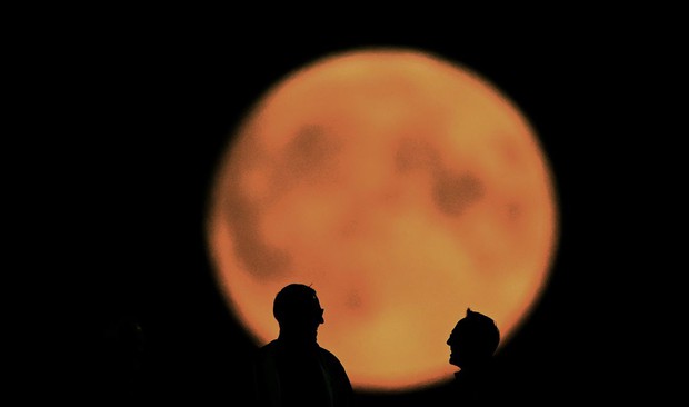 Chùm ảnh: Siêu trăng xanh lớn nhất năm 2023 rực sáng, gây ấn tượng trên bầu trời khắp thế giới - Ảnh 8.